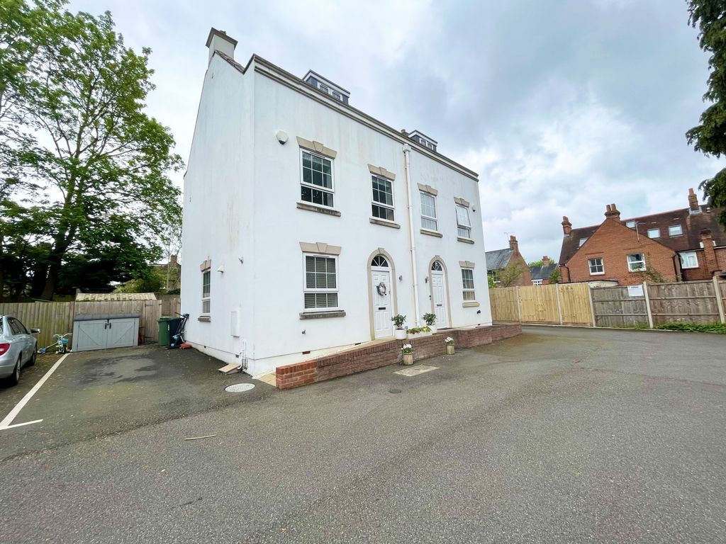 3 bed semidetached house for sale in Winchester Road, Basingstoke