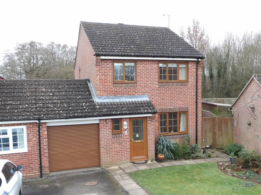 3 bed linkdetached house for sale in York Close, Southwater, Horsham