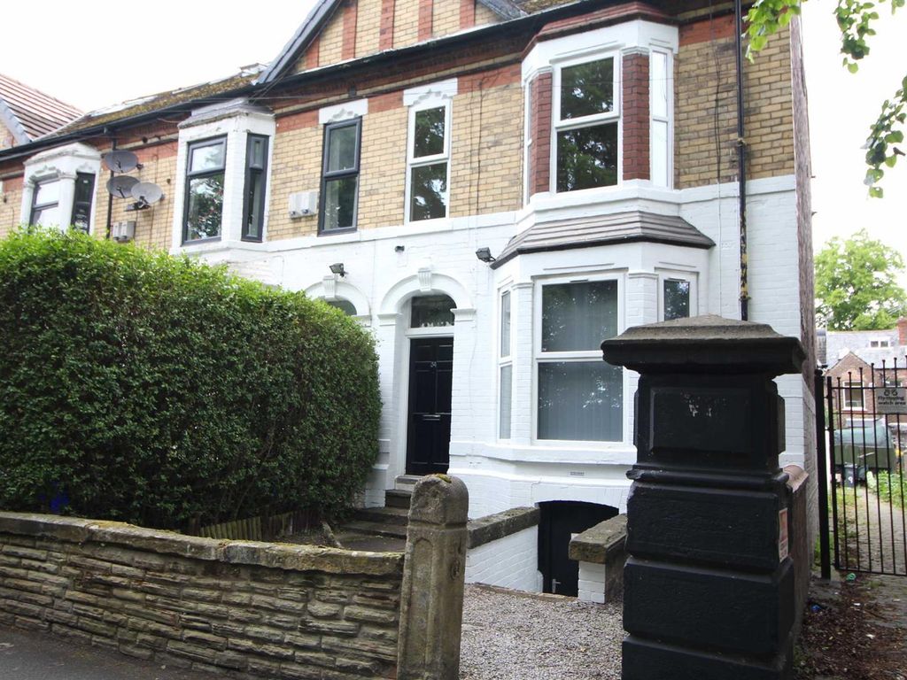 3 bed flat to rent in College Road, Whalley Range, Manchester M16, £