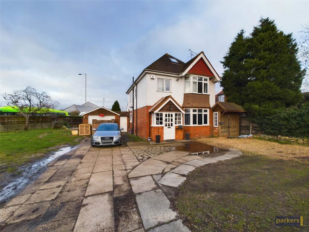 3 bed detached house for sale in Reading Road, Woodley, Reading RG5, £