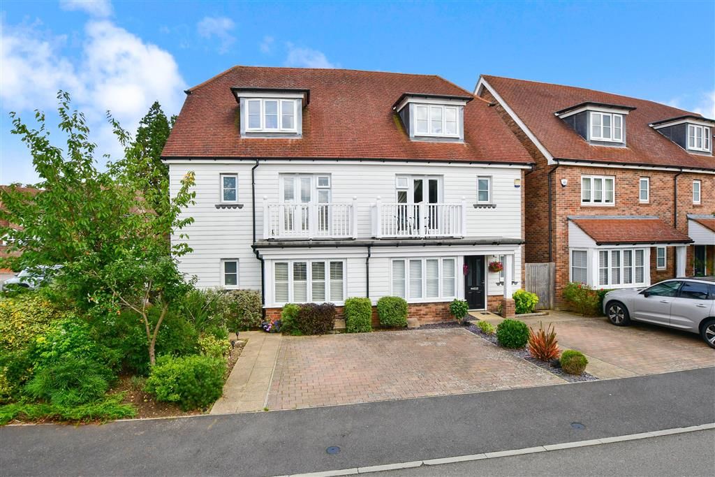 4 bed semidetached house for sale in Woodview Way, Caterham, Surrey