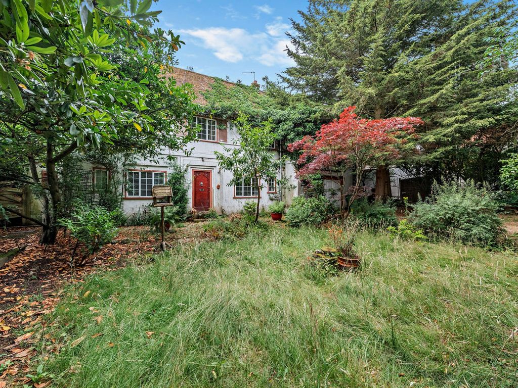 3 bed detached house for sale in South View Road, Pinner HA5, £