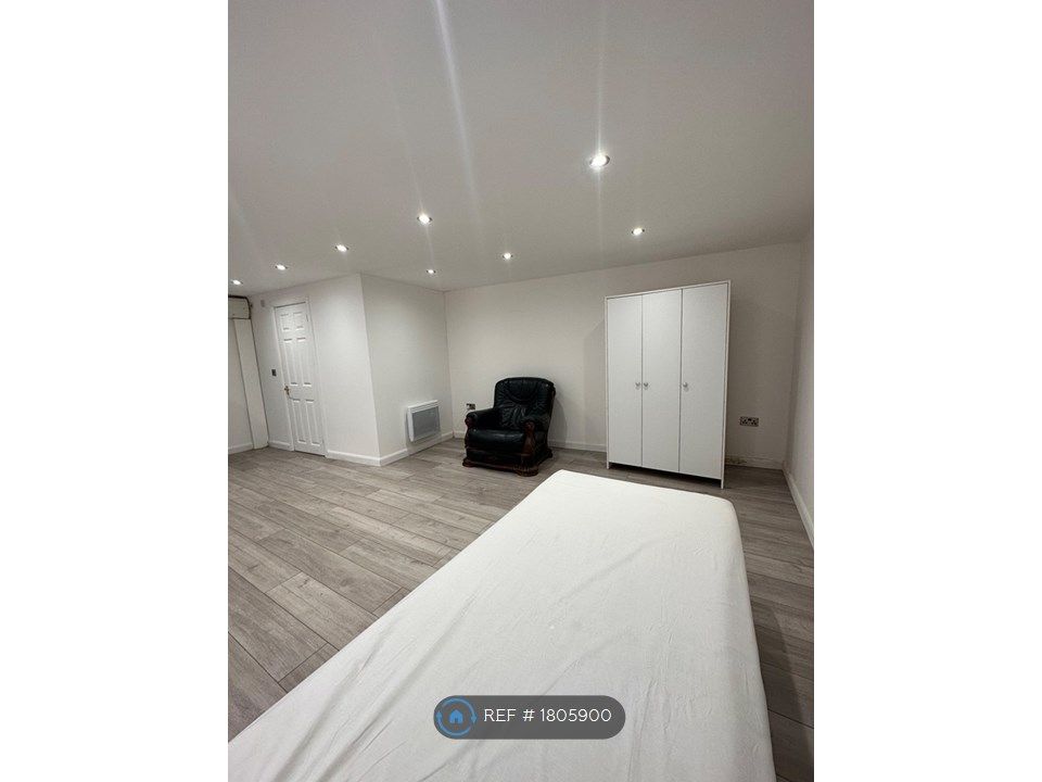 Studio to rent in Hounslow, Hounslow TW3, £1,100 pcm Zoopla