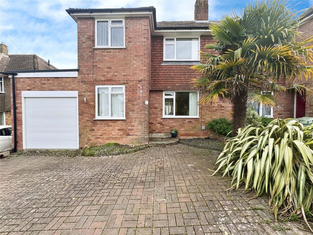 4 bed semidetached house to rent in Theodore Close, Tunbridge Wells