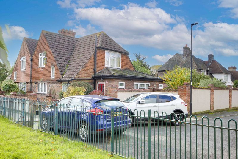 4 bed semidetached house for sale in Hazelbury Green, London N9, £