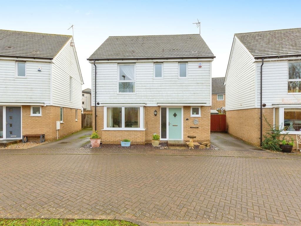 3 bed detached house for sale in Hambledines, Redhouse Park, Milton