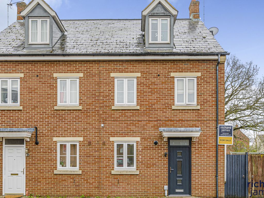 4 bed semidetached house for sale in Capella Crescent, Oakhurst