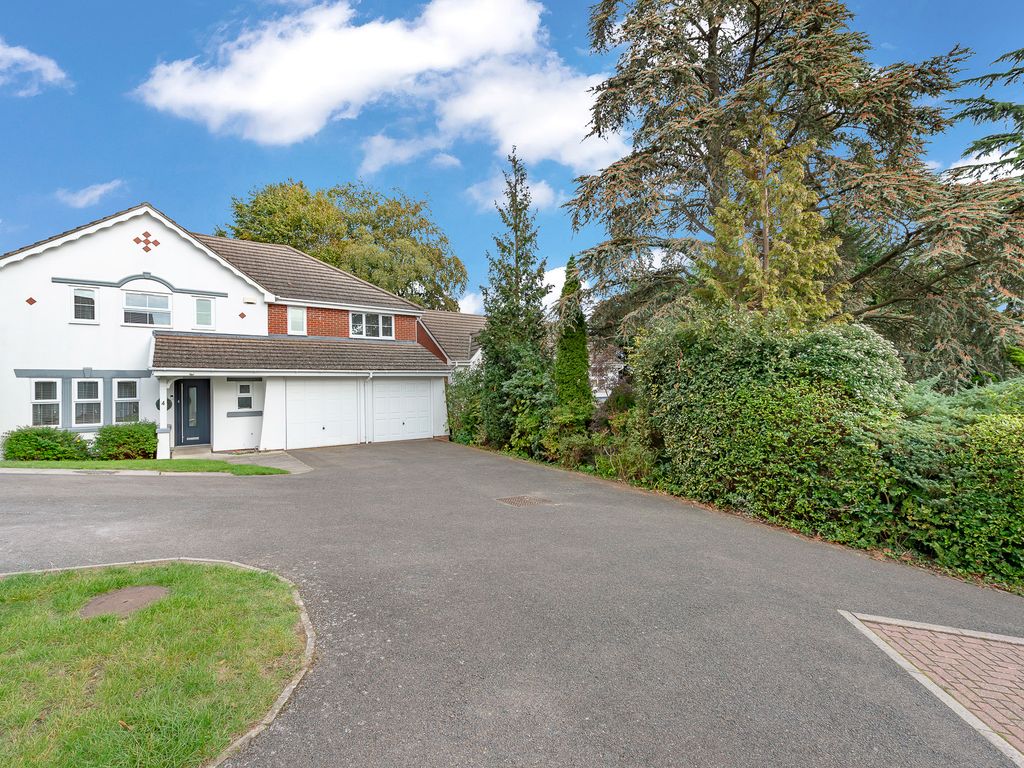 5 bed detached house for sale in Ruxton Close, Coulsdon CR5, £925,000