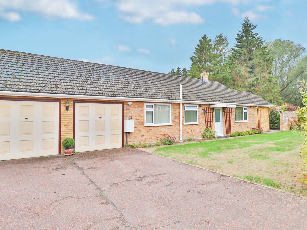3 bed detached bungalow for sale in Waterloo Lane, Scole, Diss IP21