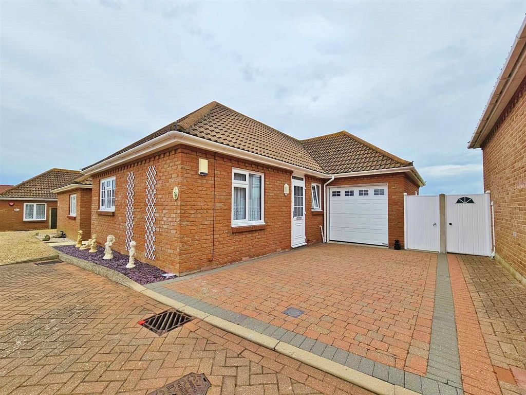 2 bed detached bungalow for sale in Louise Close, Walton On The Naze