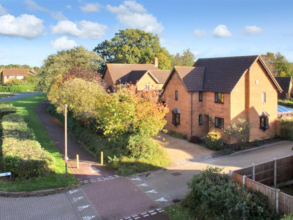 4 bed detached house for sale in Cranberry Close, Walnut Tree, Milton