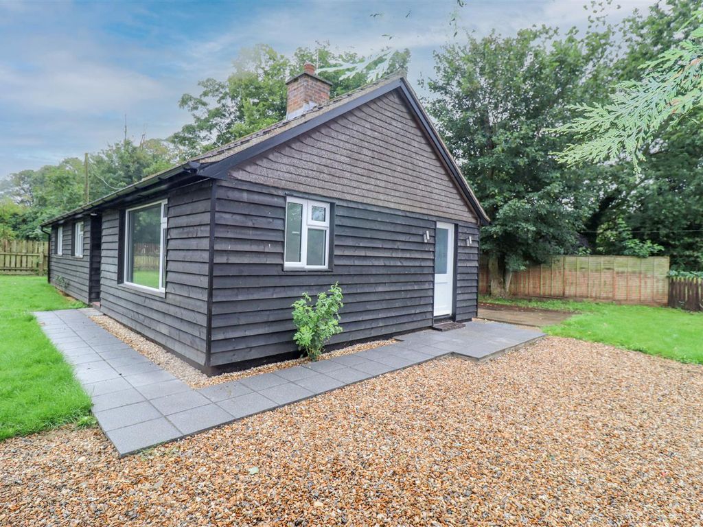 4 bed detached bungalow to rent in Bradley Road, Burrough Green