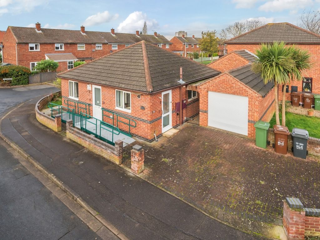 2 bed detached bungalow for sale in Anzio Crescent, Lincoln LN1, £