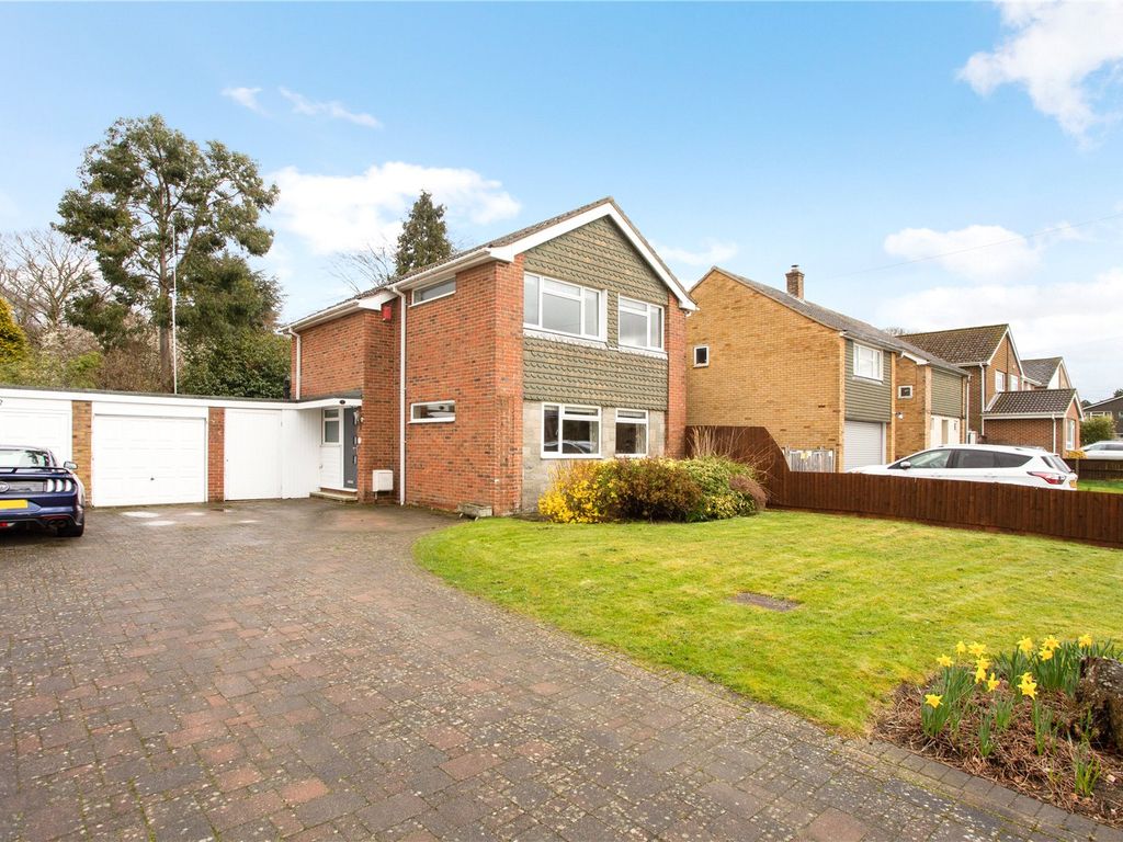 4 bed linkdetached house for sale in Oakwood Avenue, Otterbourne