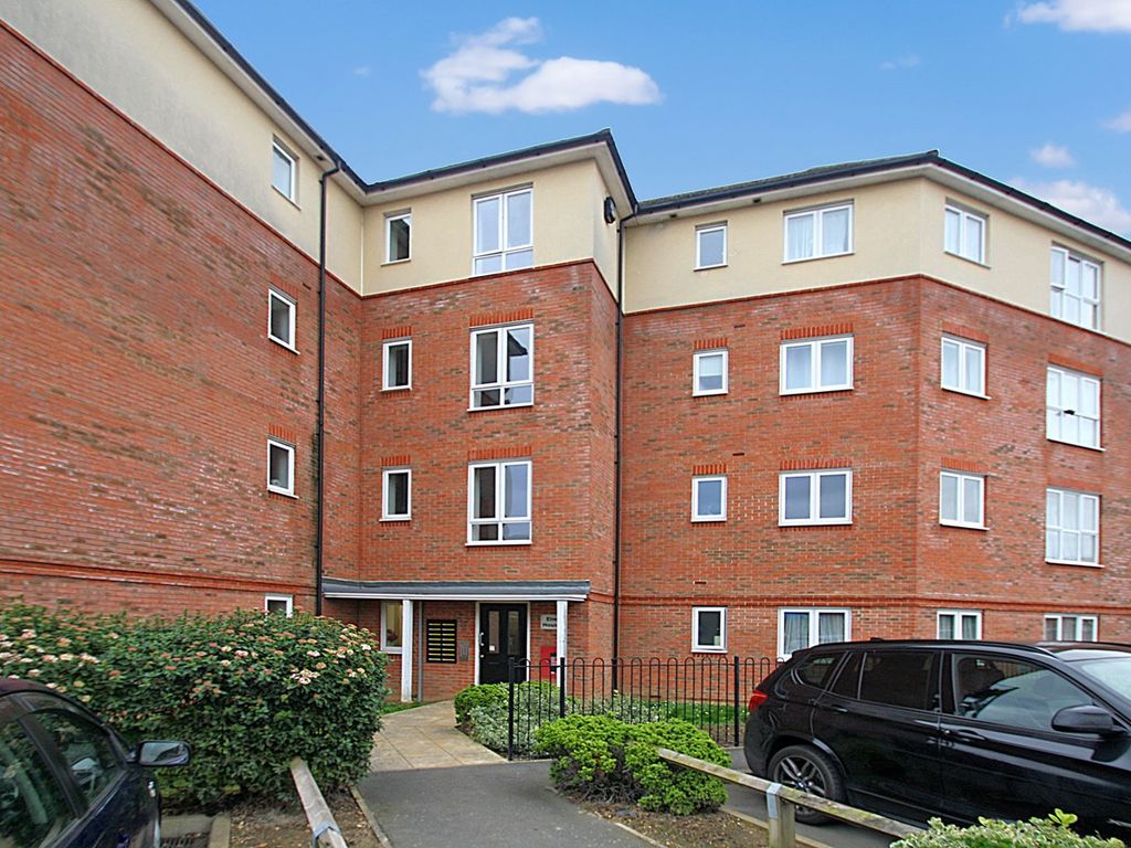 2 bed flat for sale in Mulberry Avenue, StainesUponThames TW19, £289,950 Zoopla