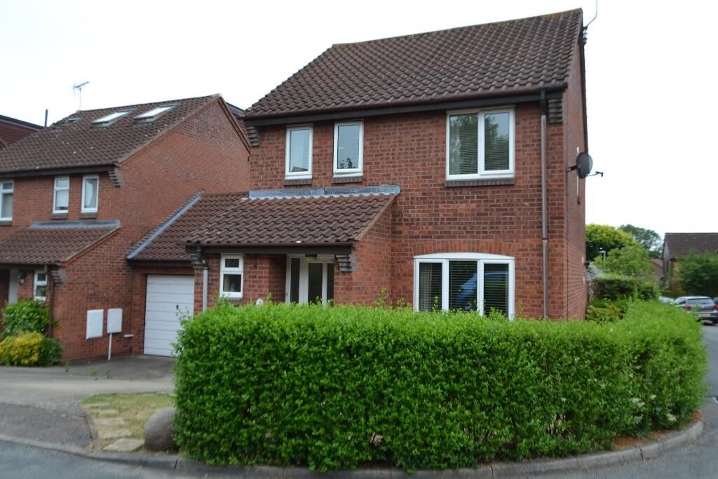 3 bed detached house for sale in Winchester Close, Stortford