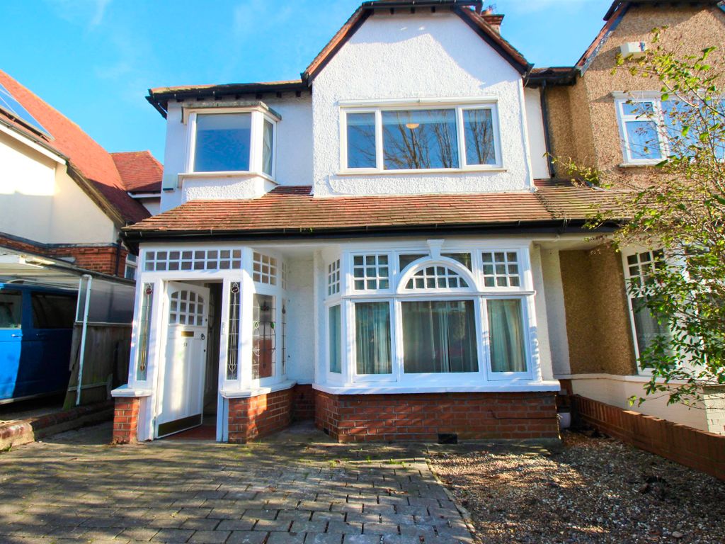 4 bed semidetached house to rent in Bedford Avenue, EN5, £2,500