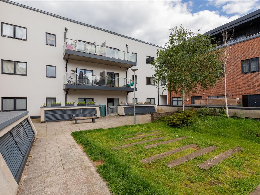 2 bed flat for sale in Thornbury Way, London E17, £190,000 Zoopla