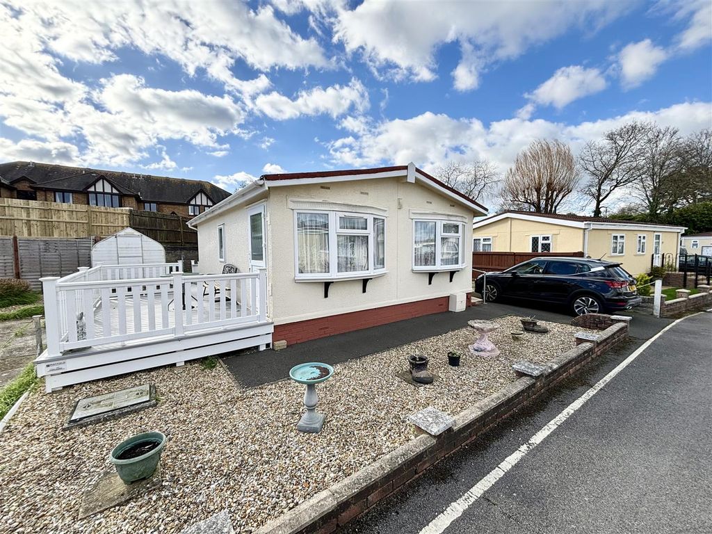 2 bed mobile/park home for sale in Chris Crescent, Upton Cross Caravan