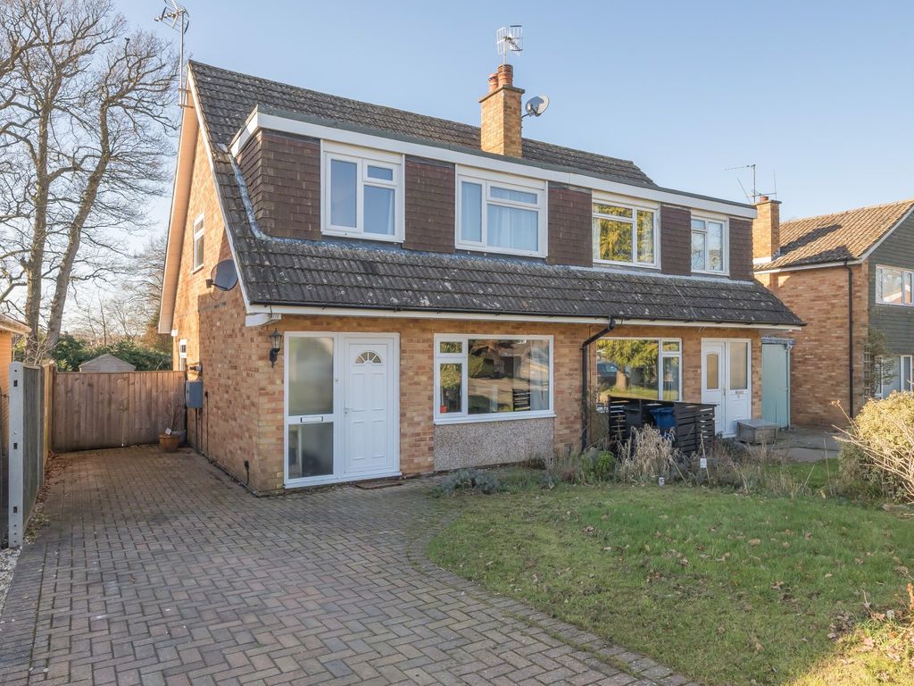 3 bed semidetached house for sale in Cranleigh Mead, Cranleigh GU6