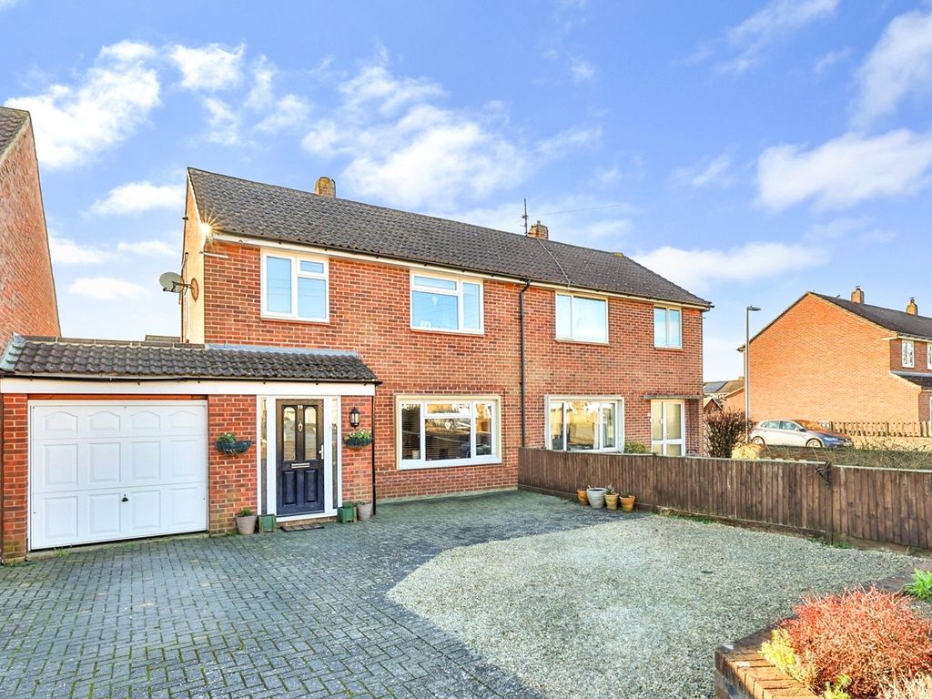 3 bed semidetached house for sale in Oak Tree Road, Thatcham