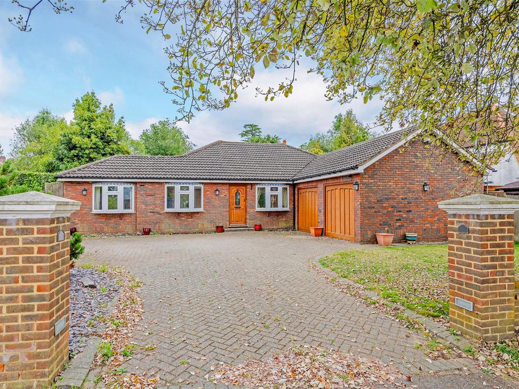 4 bed detached bungalow for sale in Beacon Way, Banstead SM7, £950,000
