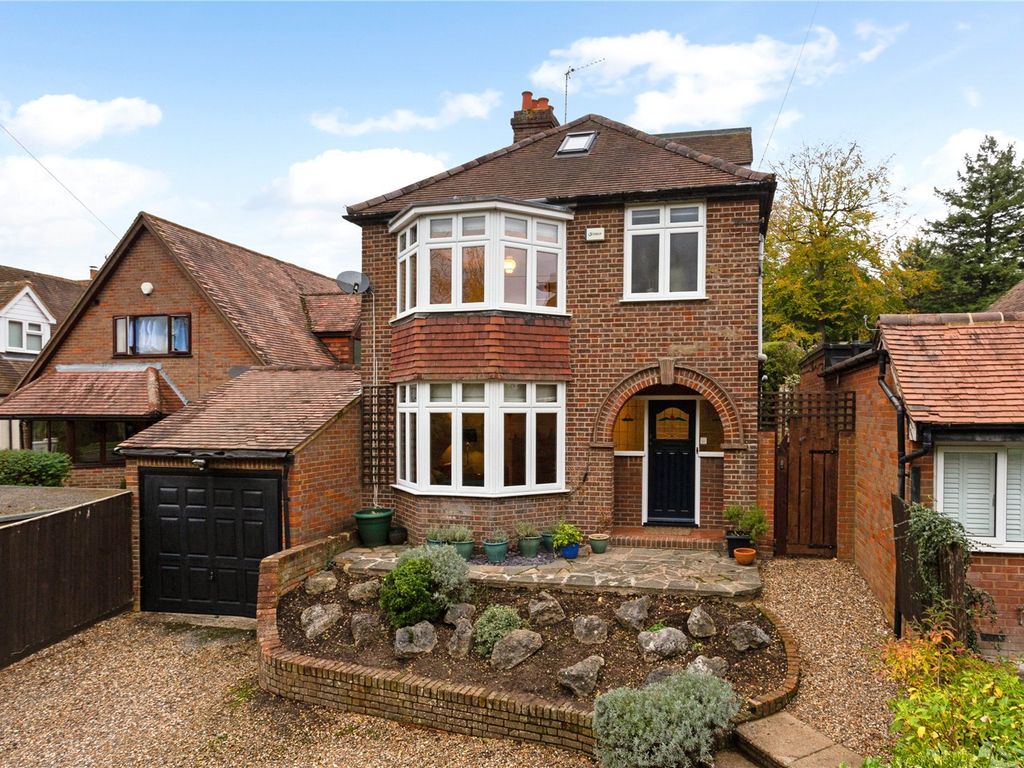 5 bed detached house for sale in Millshot Drive, Amersham