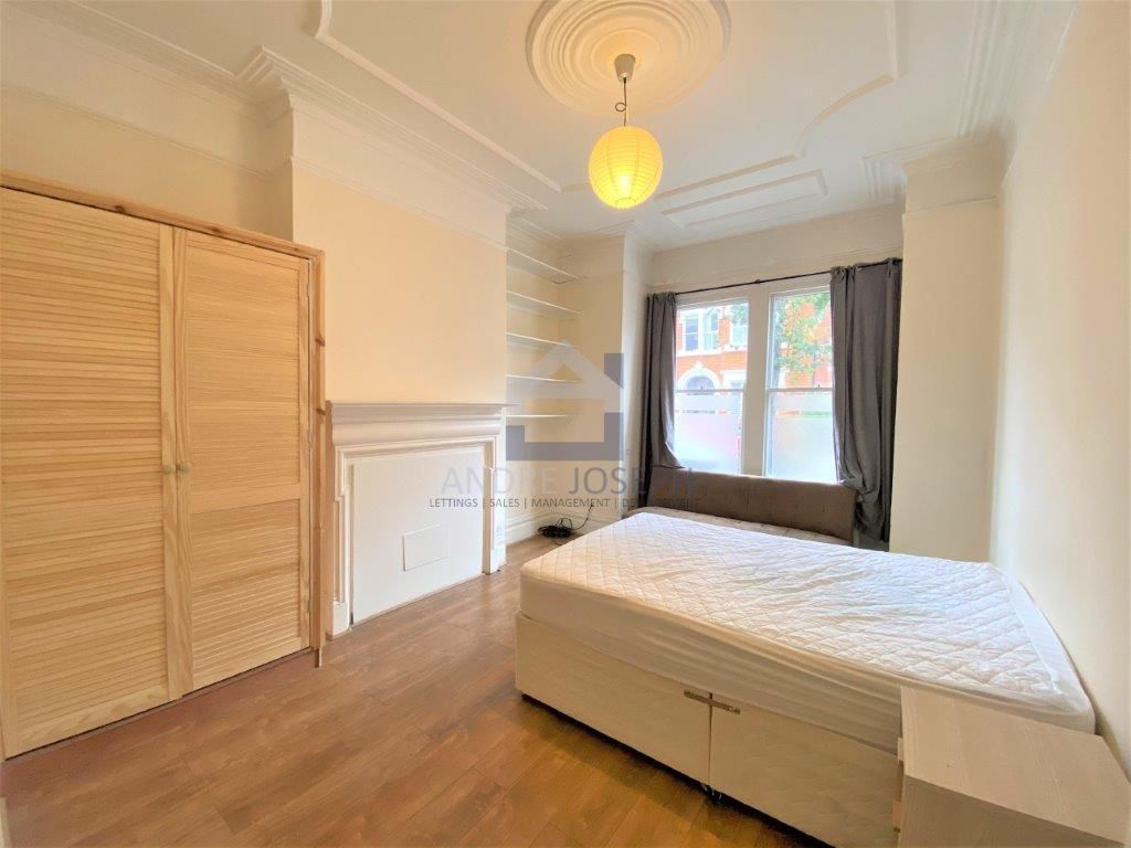 Studio to rent in Englewood Road, Clapham South, London SW12, £1,250