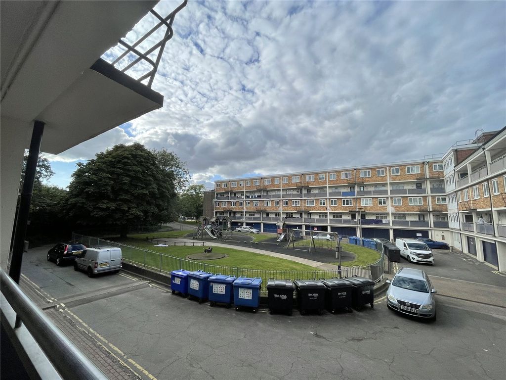 3 bed for sale in Churchill Court, Newmarket, Suffolk CB8, £