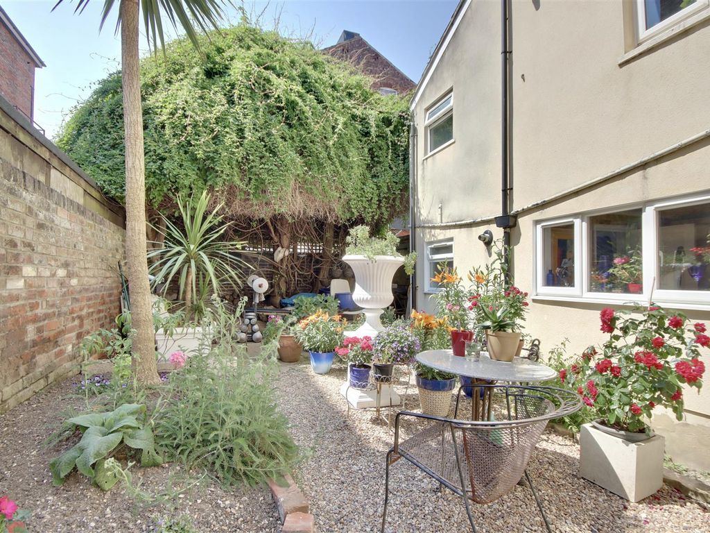 2 bed flat for sale in Elphinstone Road, Southsea PO5 Zoopla