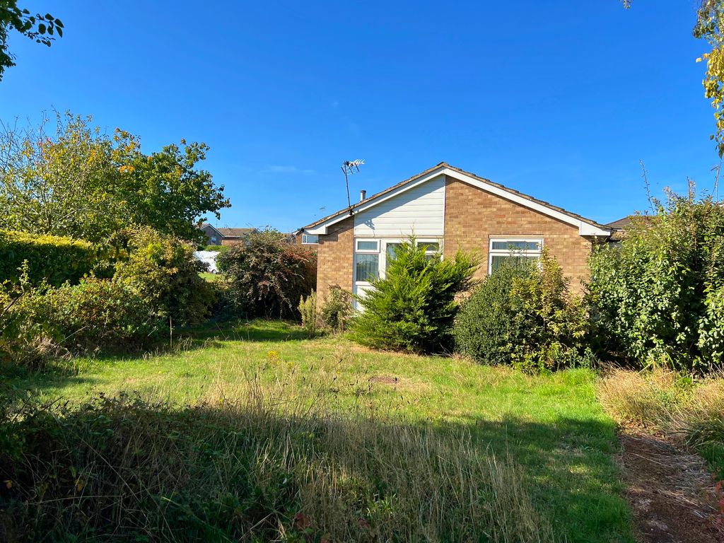 3 bed detached bungalow for sale in Meadowlands, Kirton, Ipswich IP10