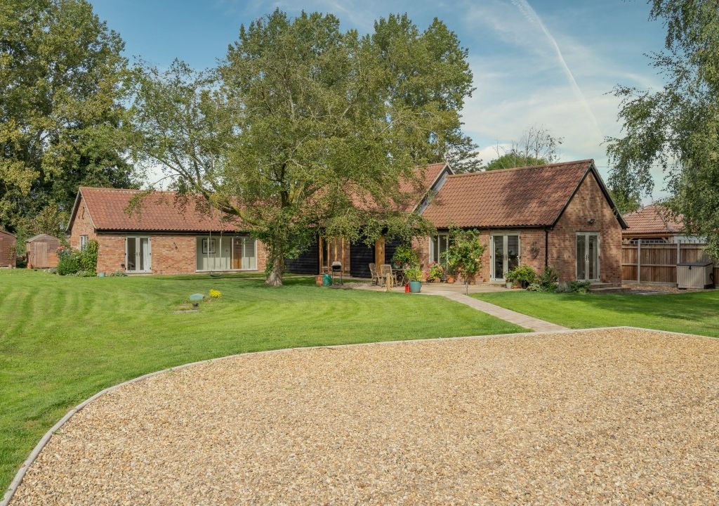 3 bed barn conversion for sale in Brakefield Green, Yaxham, Dereham