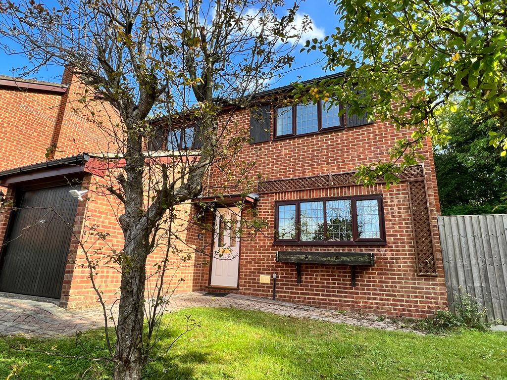 4 bed detached house to rent in Minden Close, Basingstoke RG24, £1,750