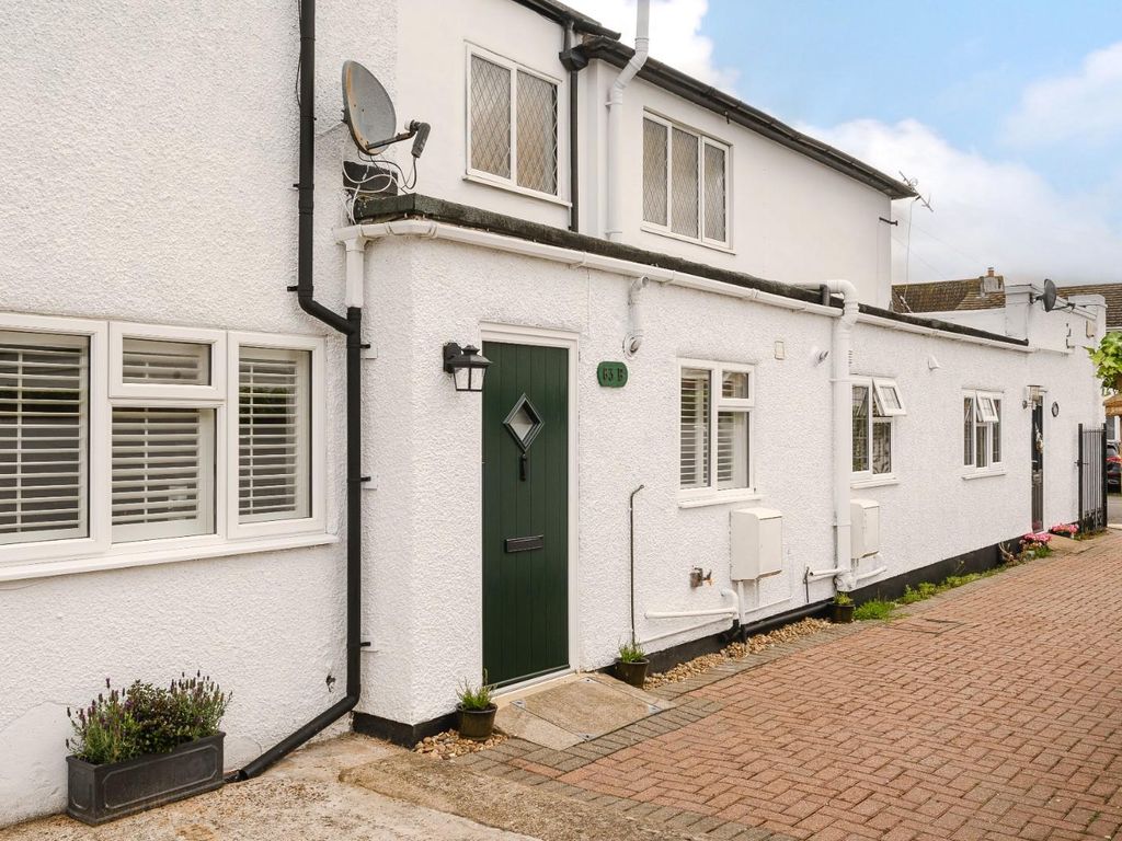 2 bed flat for sale in Chertsey Road, Byfleet, West Byfleet KT14, £