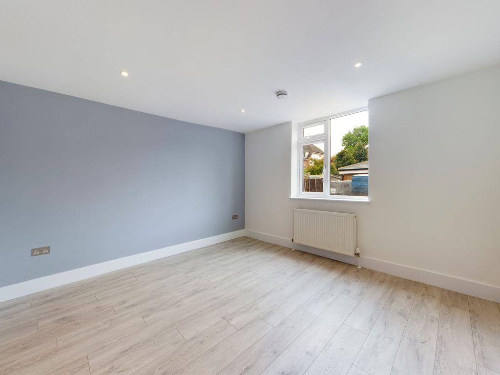 2 bed flat to rent in Horley, Surrey RH6 Zoopla