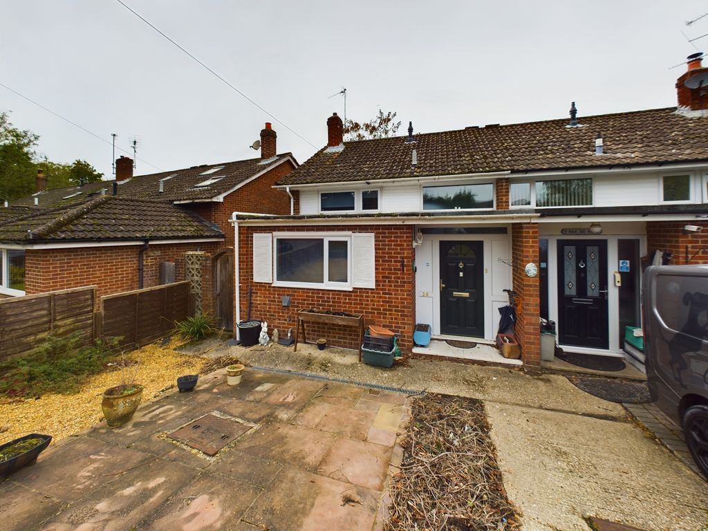2 bed end terrace house for sale in Fairlawn Road, Tadley RG26, £