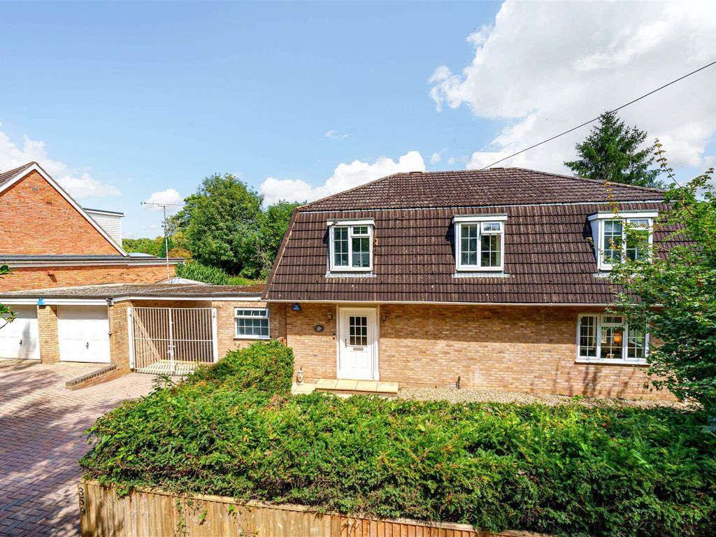 4 bed detached house for sale in Barkham Road, Wokingham, Berkshire