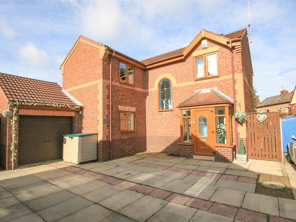 4 bed detached house for sale in Westongales Way, Bentley, Doncaster