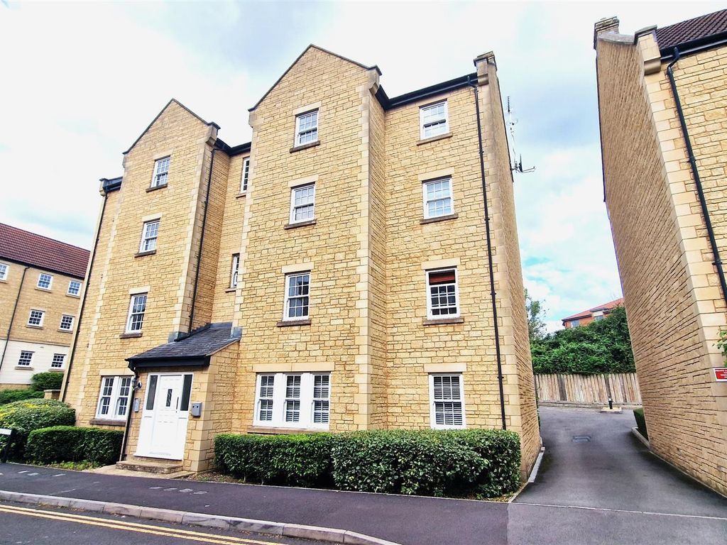 2 bed flat to rent in Fuller Close, Chippenham SN15, £900 pcm Zoopla