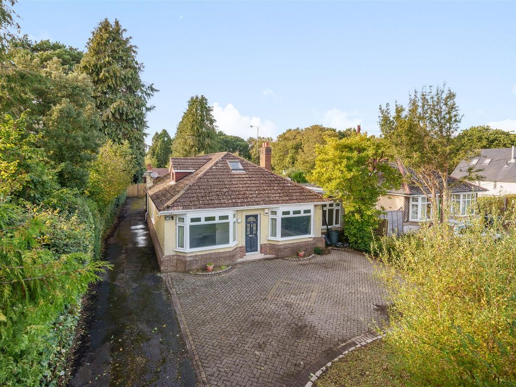 3 bed detached bungalow for sale in Hurn Way, Christchurch BH23, £