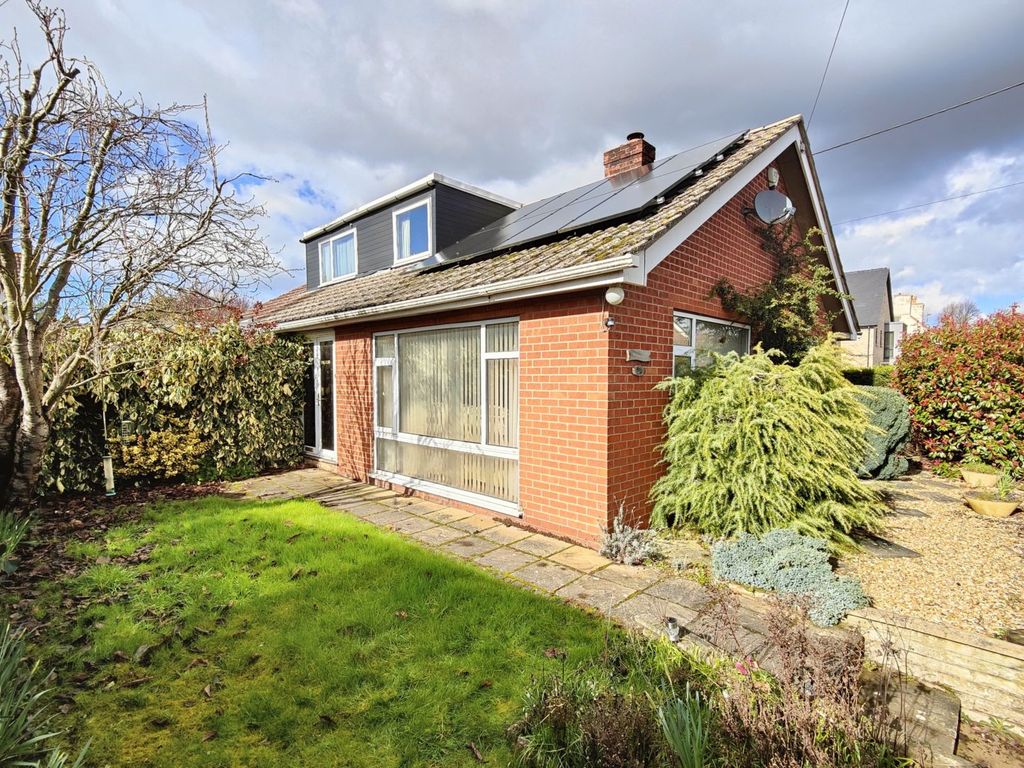 3 bed detached bungalow for sale in High Street, Eagle, Lincoln LN6