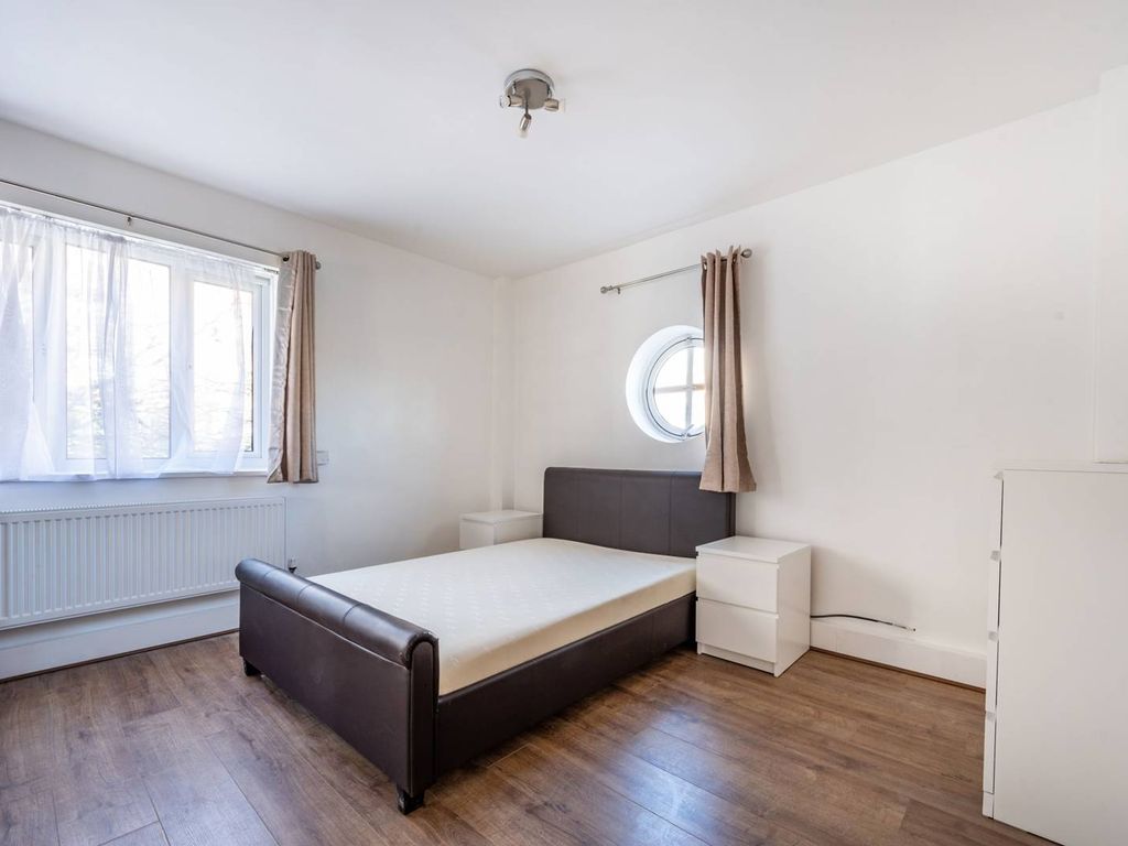 3 bed flat to rent in Matlock Court, Denmark Hill, Denmark Hill, London