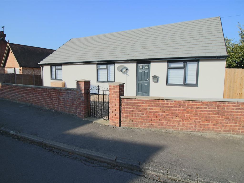 4 bed detached bungalow for sale in Lower Armour Road, Tilehurst