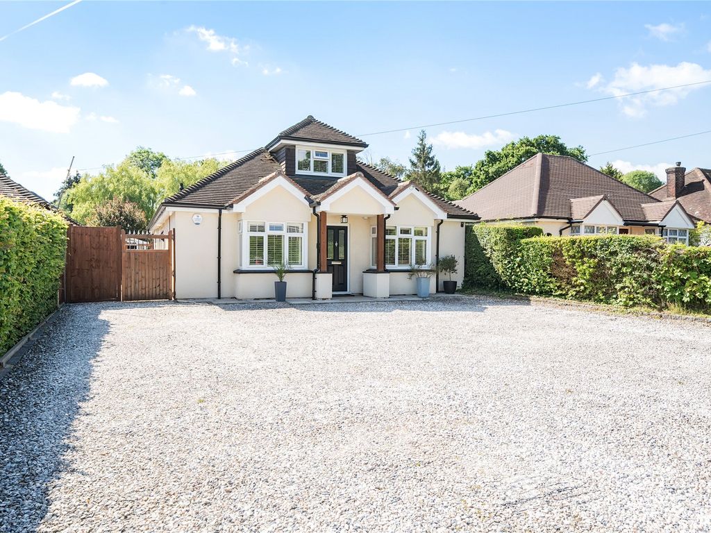 4 bed detached house for sale in Chobham, Woking, Surrey GU24, £800,000