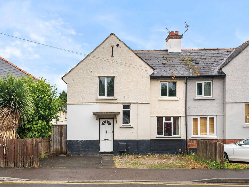 3 bed semidetached house for sale in Deans Way, Gloucester
