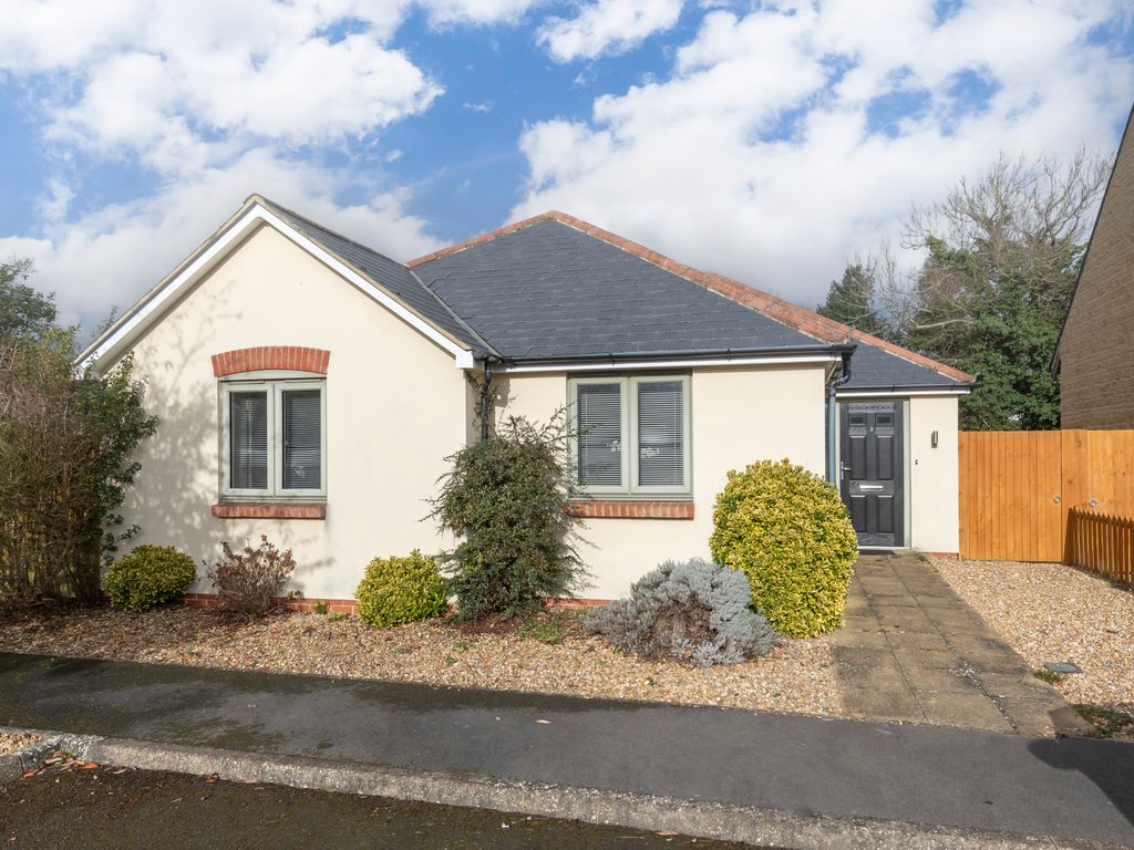 3 bed bungalow for sale in Milestone Road, Carterton OX18, £350,000