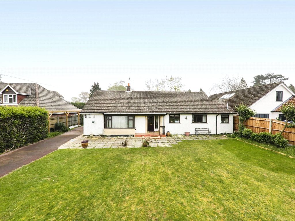 3 bed bungalow for sale in Pine Drive, Finchampstead, Wokingham