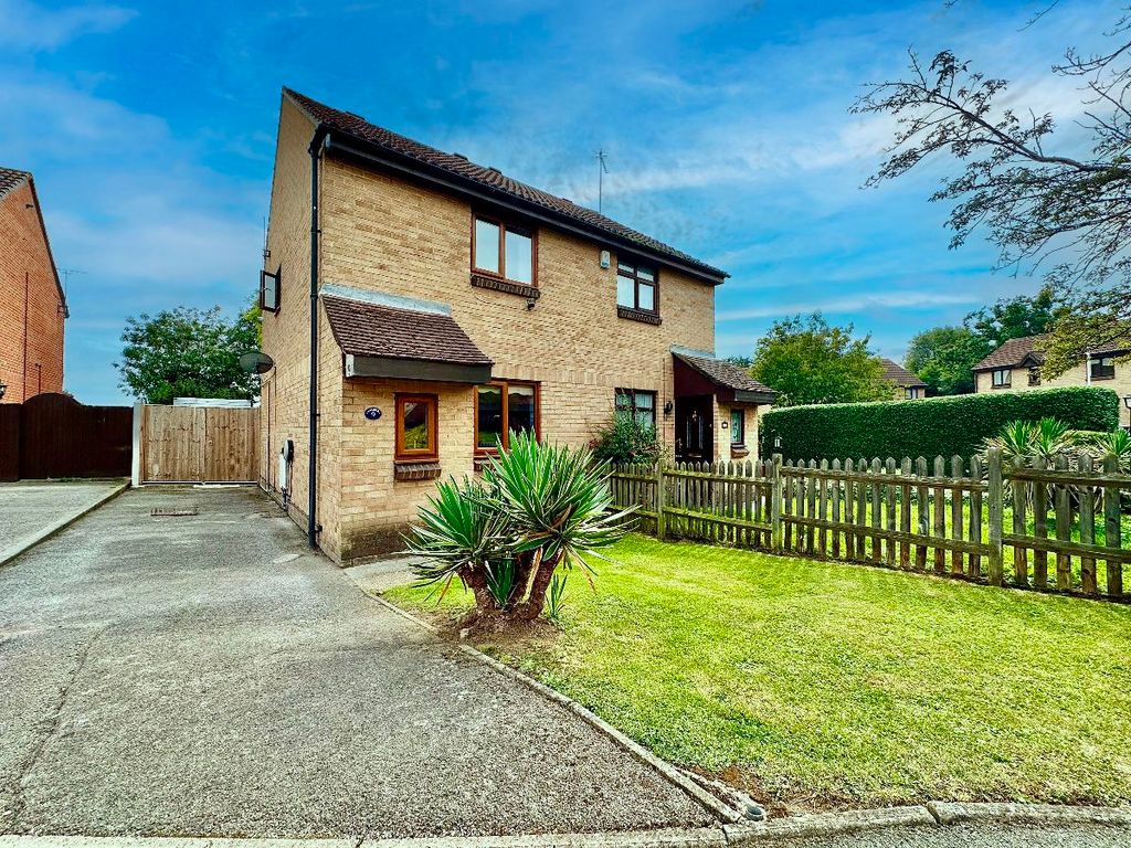 2 bed semidetached house for sale in Bosworth Crescent, Romford RM3, £