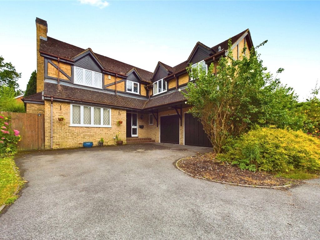 5 bed detached house to rent in Fullerton Way, Tadley, Hampshire RG26