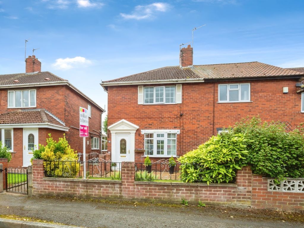 2 bed town house for sale in Clayton Avenue, Upton, Pontefract WF9, £